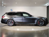 【BMWの伝統-3】BMWのお車は、&ldquo;駆け抜ける歓び&rdquo;を体現しております。走行の安定性とコーナリングの良さを追求し、思い通りにハンドルの操作可能です。