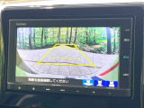 【バックカメラ】駐車時に後方がリアルタイム映像で確認できます。大型商業施設や立体駐車場での駐車時や、夜間のバック時に大活躍!運転スキルに関わらず、今や必須となった装備のひとつです!