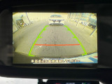 【バックカメラ】駐車時に後方がリアルタイム映像で確認できます。大型商業施設や立体駐車場での駐車時や、夜間のバック時に大活躍!運転スキルに関わらず、今や必須となった装備のひとつです!