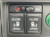 【両側パワースライドドア】スマートキーや運転席のスイッチで後席両側スライドドアの開閉が可能♪電動だから力を入れてドアを開ける必要が無く、小さなお子様でも簡単に開け閉めでき快適です♪