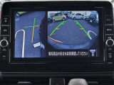 左前タイヤ付近の映像でドライバーの死角を補助。発進低速時の障害物、溝等の確認が出来ます。