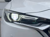 【LEDヘッドライト】悪天候や夜間走行時も良好な視界を確保し安心して運転できる高輝度LEDヘッドライトを装備!点灯速度が早く、消費電力も抑えられています。