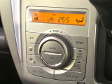 【オートエアコン】一度お好みの温度に設定すれば、車内の温度を検知し風量や温度を自動で調整。暑い&hellip;寒い&hellip;と何度もスイッチ操作をする必要はありません。快適な車内空間には必須の機能ですね♪