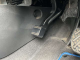 パーキングブレーキは足踏み式。