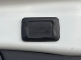 【パワーバックドア】スマートキーや運転席のボタンを押すだけでリアゲートが自動で開閉します!荷物を持っている時や、高い位置にあるバックドアを閉める際に便利な機能です♪