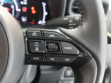 アダプティブクルーズコントロール機能付きです。走行中に先行車の様子を検知しながら、設定した車速の範囲内で先行車との距離のキープを支援します。詳細は販売店スタッフまでおたずねください。