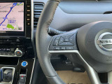 走行中でも、ハンドルから手を離さずオーディオ操作ができるステアリングスイッチ
