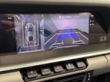 サラウンドビューモニターは、車両周囲のカメラ映像を合成し、上から見たように表示して駐車や安全確認を支援する機能です。