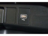 USBオーディオ用ソケットがついていますので携帯電話などを接続すれば音楽等の再生が可能です!