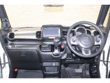 操作性に優れた運転席となります!小物入れや各ボタンの配置にこだわり、使いやすいです!座り心地もよく視認性も良好なのでロングドライブもお任せ下さい!