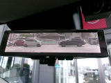 スマートルームミラー付きです☆後方カメラの映像がルームミラーに映るので、たくさんの人や荷物をのせていても邪魔せず見られるのです♪
