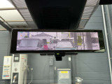 スマートルームミラーは、車両後方に設置されたカメラの映像を、ルームミラーに映し出すことで、死角をなくし、安全性を向上させることができます。また、夜間や雨天時でも、クリアな映像を映し出すことができます。