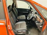 操作性に優れた運転席となります!小物入れや各ボタンの配置にこだわり、使いやすいです!座り心地もよく視認性も良好なのでロングドライブもお任せ下さい!