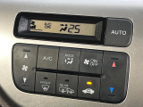 【オートエアコン】一度お好みの温度に設定すれば、車内の温度を検知し風量や温度を自動で調整。暑い&hellip;寒い&hellip;と何度もスイッチ操作をする必要はありません。快適な車内空間には必須の機能ですね♪