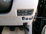 方側ハンズフリーオートスライドドア装備。車の下に足先をスッと入れてサット引くだけで、ドアが自動でオープン・クローズします。