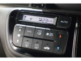 フルオートエアコンが装備されています!お好みの温度設定をするだけでエアコンの風量やモードの切り替えを自動でコントロールしてくれます!ユーザーの操作が少なく燃費走行にもつながります!