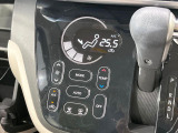 【オートエアコン】一度お好みの温度に設定すれば、車内の温度を検知し風量や温度を自動で調整。暑い&hellip;寒い&hellip;と何度もスイッチ操作をする必要はありません。快適な車内空間には必須の機能ですね♪