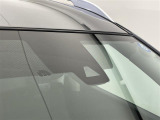 【エマージェンシーブレーキ】前方の車両や歩行者を検知し、衝突による事故回避をサポートします!機能には限界があるためご注意ください。
