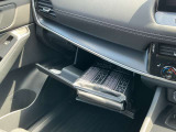 運転席前の小物入れは、色々使えて便利です。