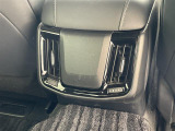 【 後席エアコン 】後席にもエアコンがついておりますので、車内全体を快適な温度に調節いただけます♪