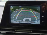【バックカメラ装備】 リヤカメラにより後方の確認が出来ます。見通しが悪い夜の駐車場での車庫入れには、心強い味方となります。