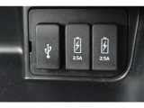 USBソケットがついていますのでコードを繋げばスマートフォンなどの充電が出来ます!