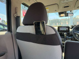 助手席の背面にスマホなどの小物を収納できるシートバックポケットを設置しています。ポケットティッシュや絆創膏や薬の救急セットなども入れておくと便利ですね。