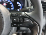 アダプティブクルーズコントロール機能付きです。走行中に先行車の様子を検知しながら、設定した車速の範囲内で先行車との距離のキープを支援します。詳細は販売店スタッフまでおたずねください。