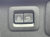【パワーバックドア】スマートキーや運転席のボタンを押すだけでリアゲートが自動で開閉します!荷物を持っている時や、高い位置にあるバックドアを閉める際に便利な機能です♪