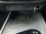 スマートフォンなどを置くだけで充電可能。