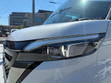 アダプディブLEDヘッドライトはフロントカメラで前方の状況を検知し、対向車や先行車のドライバーに眩しい思いをさせることなく、必要なところだけを遠くまで照射。つねに視認性の高い状態が維持されます。