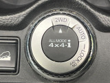 【オールモード4&times;4】2WD/4WDモードを手軽に切り替え可能。燃費重視の2WD、スタック時に役立つLOCK、AUTOモードでは4WDの配分を自動で調整し、路面状況を問わず安定した走りをサポート。