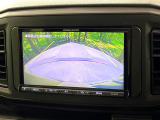 【バックカメラ】駐車時に後方がリアルタイム映像で確認できます。大型商業施設や立体駐車場での駐車時や、夜間のバック時に大活躍!運転スキルに関わらず、今や必須となった装備のひとつです!