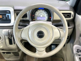 インテリアに合わせたデザインのステアリングは、運転される方のことも考え、運転しやすい形状、大きさです。是非一度、実際に触ってお確かめください。