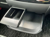 ちょっとした小物を置くのに便利でちょうどいい、インストセンタートレイです。車内で小物が散らばらないように整頓がしやすいですね。