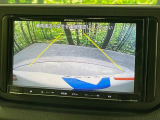 【バックカメラ】駐車時に後方がリアルタイム映像で確認できます。大型商業施設や立体駐車場での駐車時や、夜間のバック時に大活躍!運転スキルに関わらず、今や必須となった装備のひとつです!