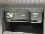 ◆【ETC2.0(DSRC/ITSスポット)】ETCカードを挿入すれば料金所はノンストップで通過できます。ETC限定の割引や、高速道路の情報提供サービスを利用できます。