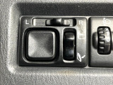 【電動格納ミラー】サイドミラーは電動格納式となっており、狭い駐車場でもキズがつくリスクを抑えられます。
