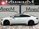 ローダウンとスタイリッシュな意匠で、存在感のあるサイドビューです。Rラインアドバンス専用の20インチが装着されております。