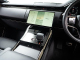 13.1インチの曲面型のタッチスクリーンは、車載システムを直感的に操作可能。触覚フィードバックの機能を備え、タッチ操作の精度が向上しています。