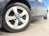 ●純正16インチアルミホイール:輸入車ならではの卓越した走りを支えるホイールと足回りです!日本車の走りに慣れている方にもぜひ体感して頂きたいほど、高いレベルでまとまっています!