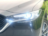 【LEDヘッドライト】悪天候や夜間走行時も良好な視界を確保し安心して運転できる高輝度LEDヘッドライトを装備!点灯速度が早く、消費電力も抑えられています。