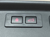 【パワーバックドア】スマートキーや運転席のボタンを押すだけでリアゲートが自動で開閉します!荷物を持っている時や、高い位置にあるバックドアを閉める際に便利な機能です♪