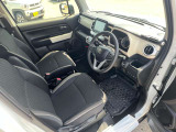 運転席はくつろぎのプライベート空間! 車内をクリーニングしてお待ちしております!