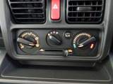 【エアコン】暑い夏に車内を快適温度に! 冬だって窓ガラスを曇らないように使える便利な機能! 有ると無いとでは大違いです!