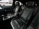 内装も大変綺麗な状態でございます。シートマッサージ機能や、運転席、助手席、後席での独立温度設定が可能な3ゾーンフルオートエアコン完備。