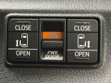 【両側パワースライドドア】スマートキーや運転席のスイッチで後席両側スライドドアの開閉が可能♪電動だから力を入れてドアを開ける必要が無く、小さなお子様でも簡単に開け閉めでき快適です♪