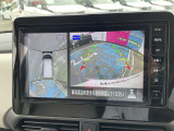 車を真上から見ているように、周囲の状況を把握しながら安心して駐車が行えるアラウンドビューモニター装備!