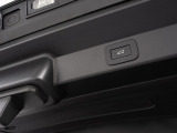 ボタン1つで自動開閉するパワーテールゲート搭載!ドアを上げ下げすることなく楽々開閉。開ききった状態の高さも任意の位置で設定できるので、普段お使いの車庫などでもぶつける心配はありません♪