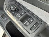 運転席ドアに集約されたパワーウィンドスイッチ&テールゲートオープナースイッチ。使い勝手の良いレイアウト。